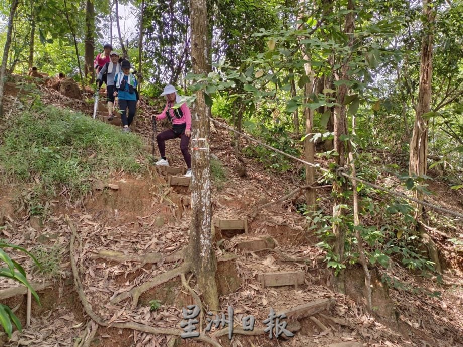 (古城第三版主文)熊山垃圾堆问题卷土重来,外来小型罗里将枯枝叶、工业鞋子、橱柜倒在暗处