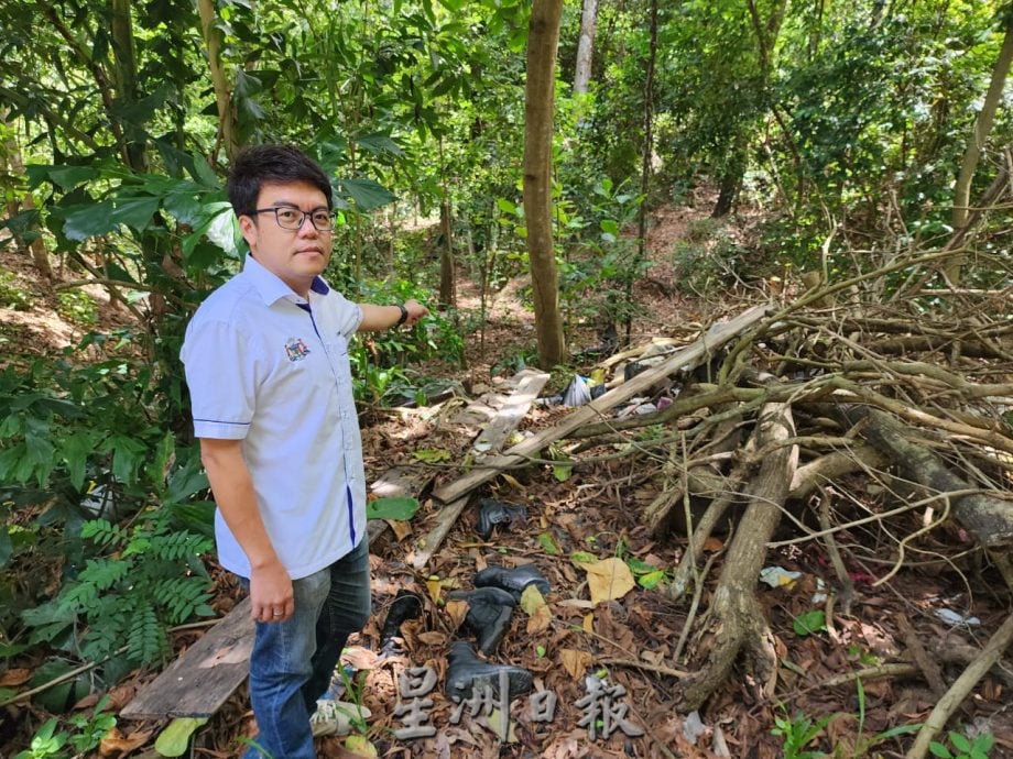 (古城第三版主文)熊山垃圾堆问题卷土重来,外来小型罗里将枯枝叶、工业鞋子、橱柜倒在暗处