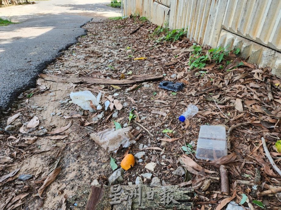 （古城第三版主文）熊山垃圾堆问题卷土重来，外来小型罗里将枯枝叶、工业鞋子、橱柜倒在暗处