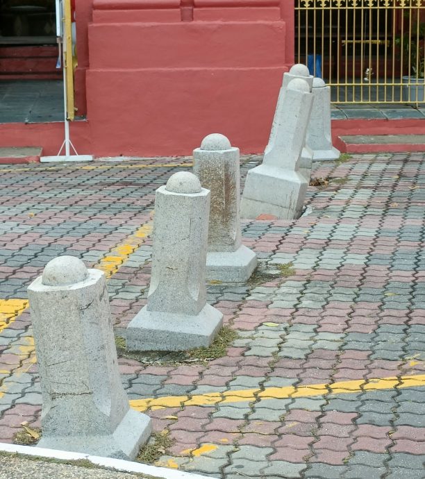 （古城第三版主文）靠近270年老教堂·红屋“斜树”如斜塔 令人生畏