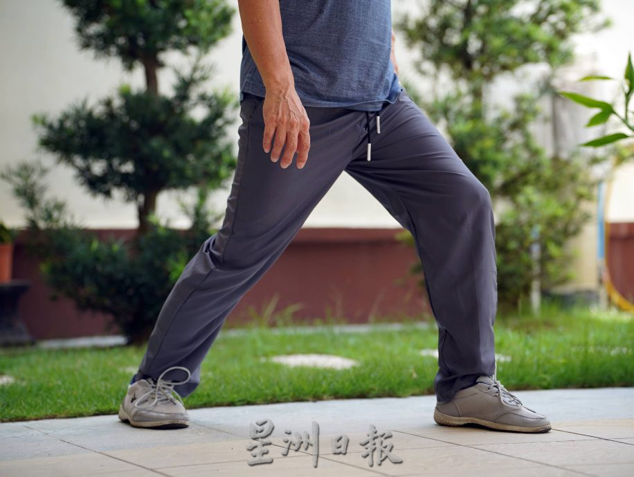 (古城第二版主文)《你动摇了吗》专栏:健身气功易筋经动作舒展,伸筋拔骨,现代年轻人也适合锻炼