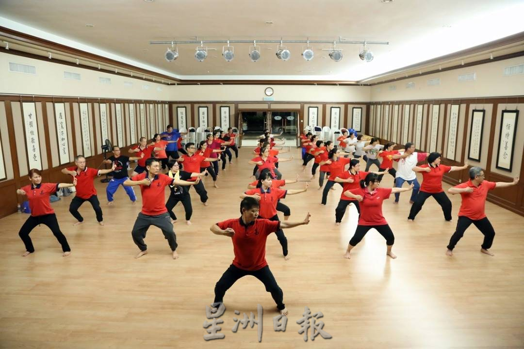 (古城第二版主文)《你动摇了吗》专栏:健身气功易筋经动作舒展,伸筋拔骨,现代年轻人也适合锻炼