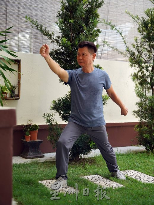 (古城第二版主文)《你动摇了吗》专栏:健身气功易筋经动作舒展,伸筋拔骨,现代年轻人也适合锻炼