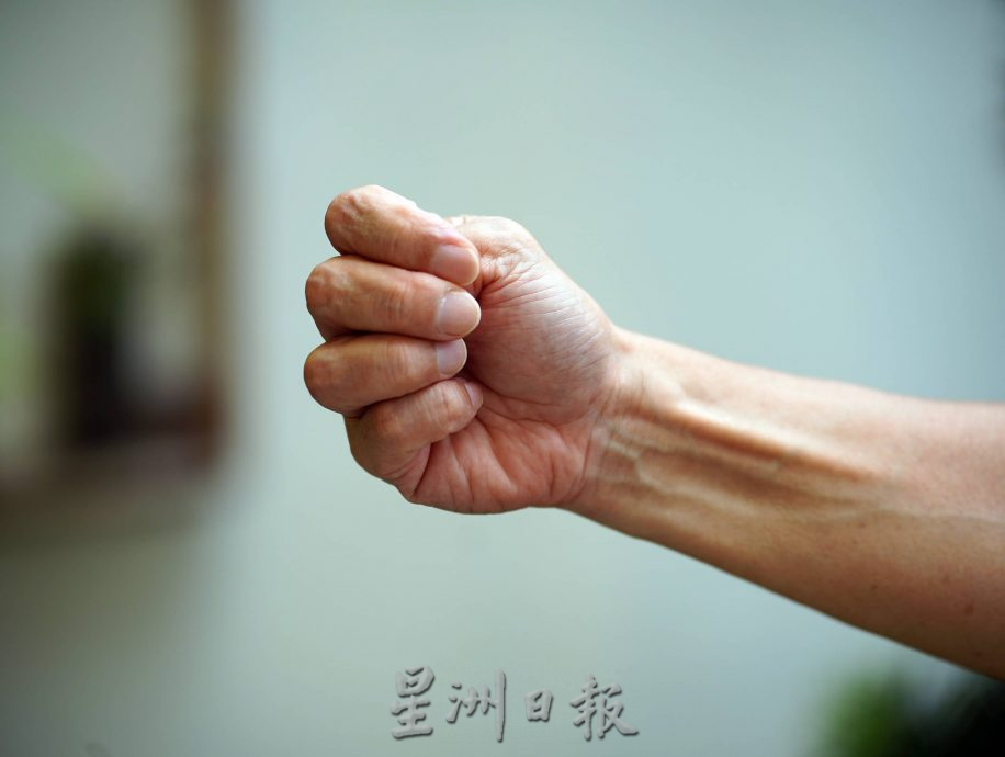 (古城第二版主文)《你动摇了吗》专栏:健身气功易筋经动作舒展,伸筋拔骨,现代年轻人也适合锻炼