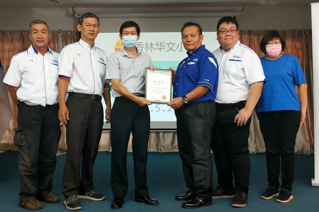 (古城第五版主文)星洲日报香林学校学生阅报赠报计划仪式