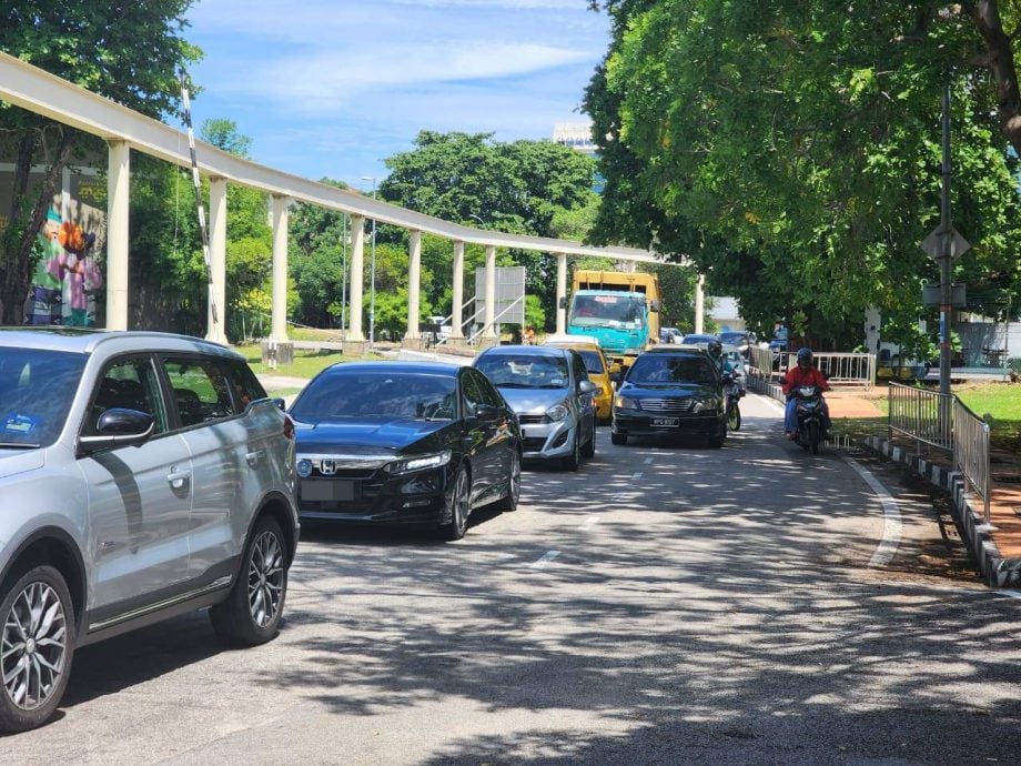 （古城第四版主文）交通灯不协调，地堡桥大塞车