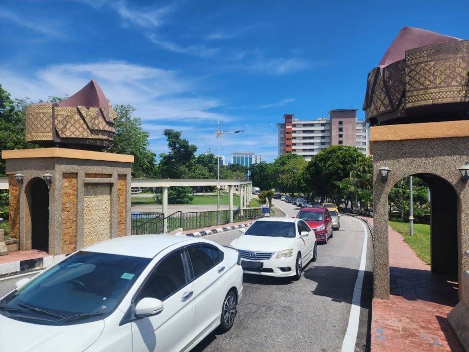 （古城第四版主文）交通灯不协调，地堡桥大塞车
