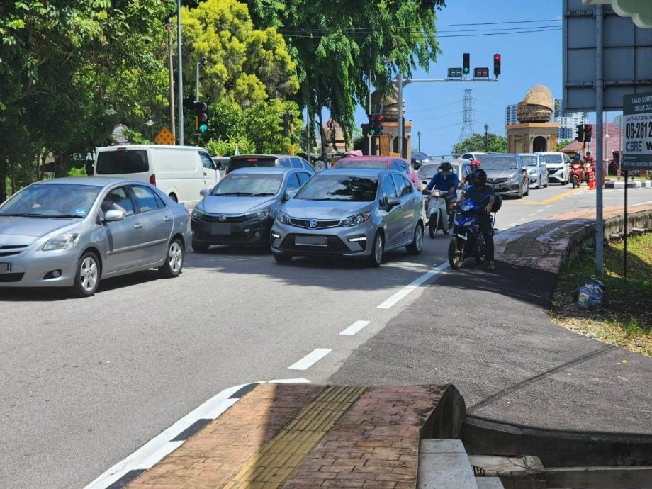 （古城第四版主文）交通灯不协调，地堡桥大塞车