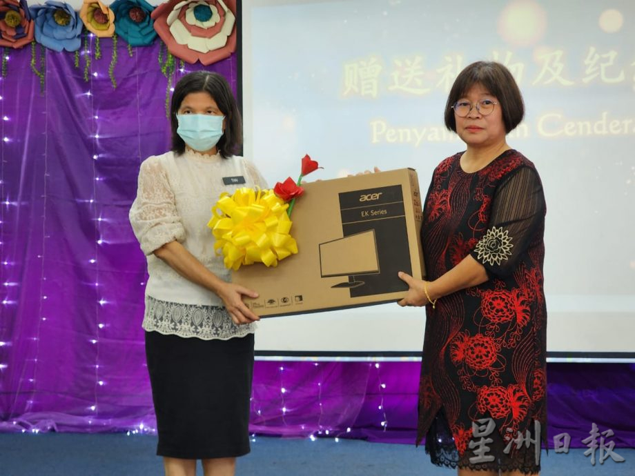 唐月胎校长春风化雨35年，香林小学欢送会送校长