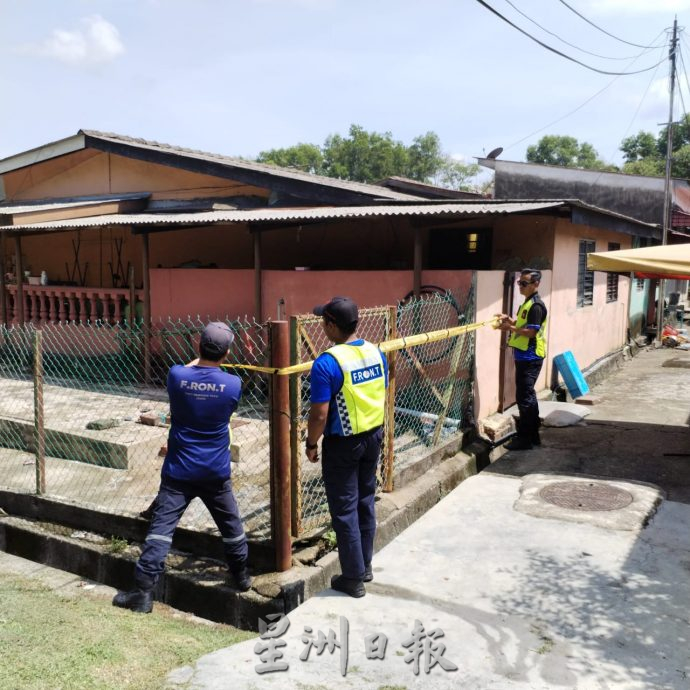(古城第四版主文)廉价屋户外粪池爆裂 臭味四溢 居民难忍