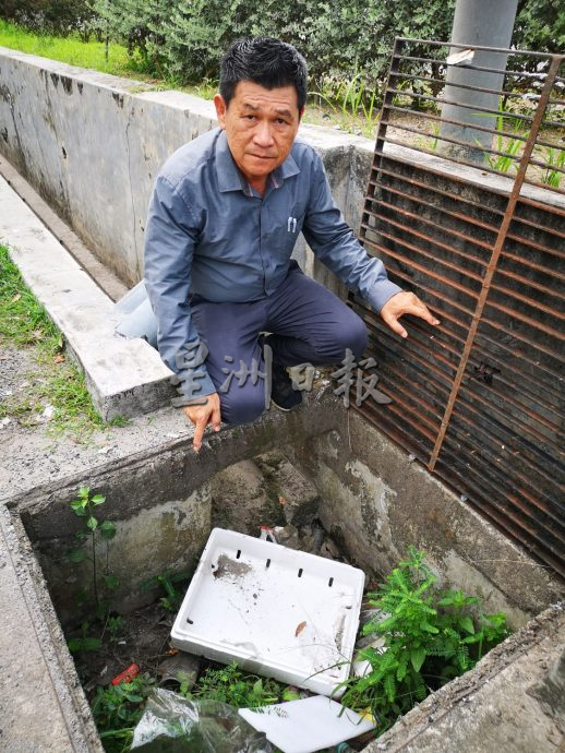 (古城第四版主文)晋巷柏达那花园沟渠被垃圾严重阻塞 排水不通