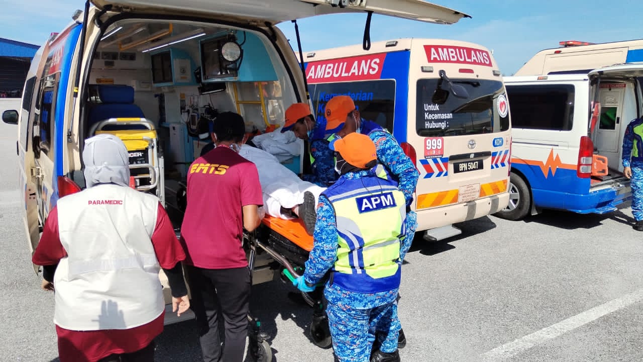 (大北马)8辆救护车前来交怡海空展就绪待命应对突发事故