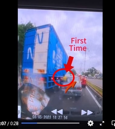 一辆贴着某所安亲班贴纸的私家车,车上两名孩童危险动作。