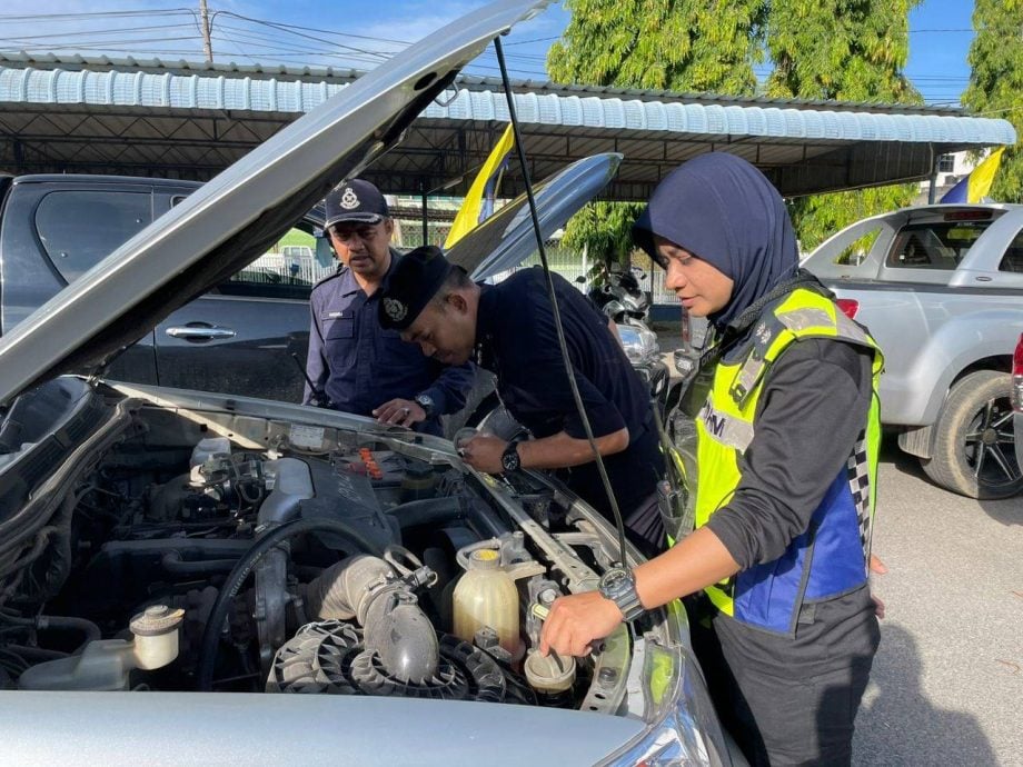 交警马泰出入境关卡展“外籍人士罚单行动”，截5增油箱非法贩运柴油泰车及司机助查