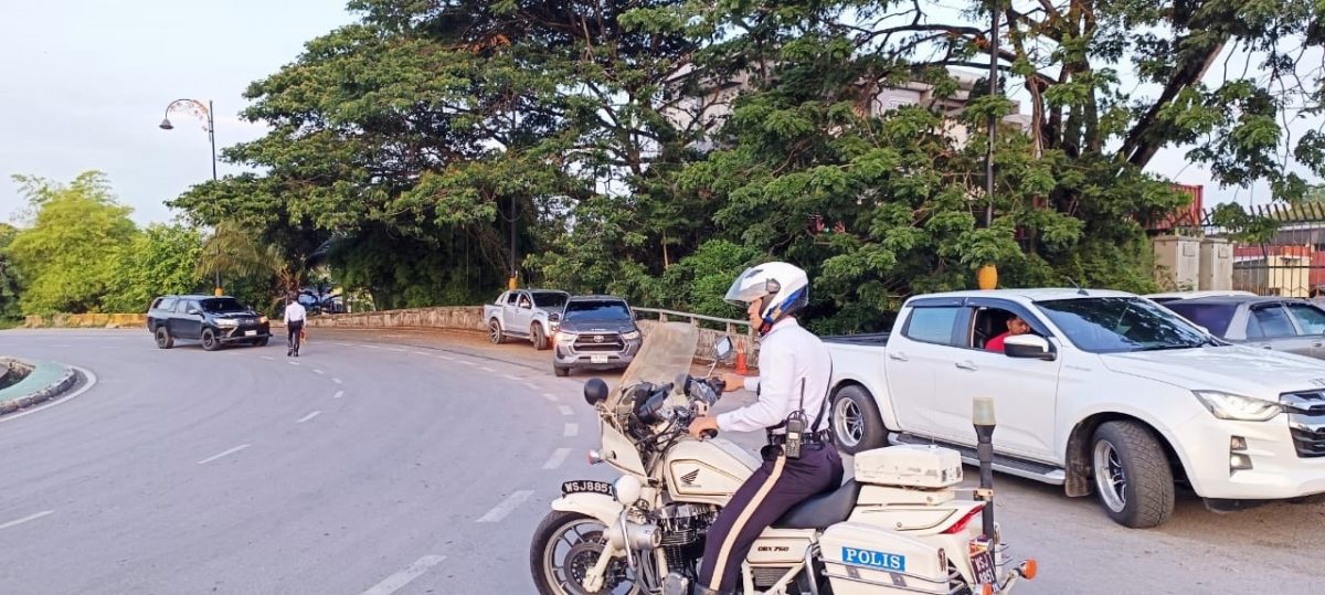 交警马泰出入境关卡展“外籍人士罚单行动”，截5增油箱非法贩运柴油泰车及司机助查