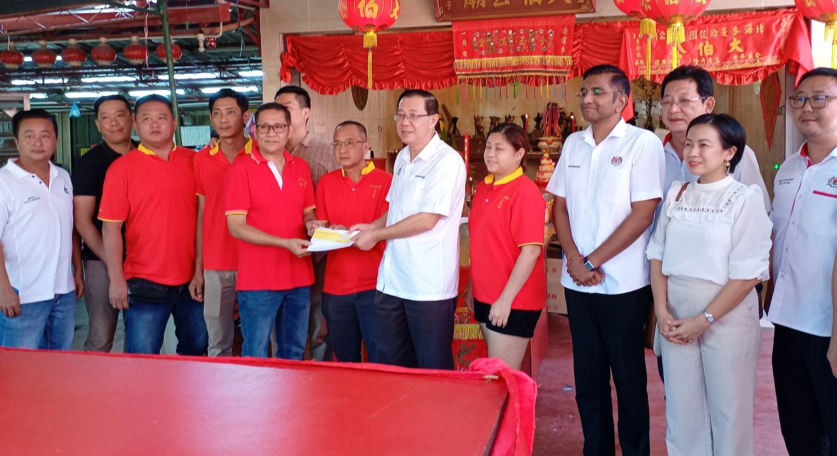 (大北马)林冠英移交5000令吉予北海麦曼珍花园大伯公庙。