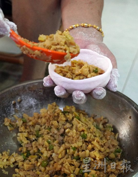 (大北马)潮州糕点菜粿多以沙葛、韭菜馅料,玻新路有罕见竹笋菜粿