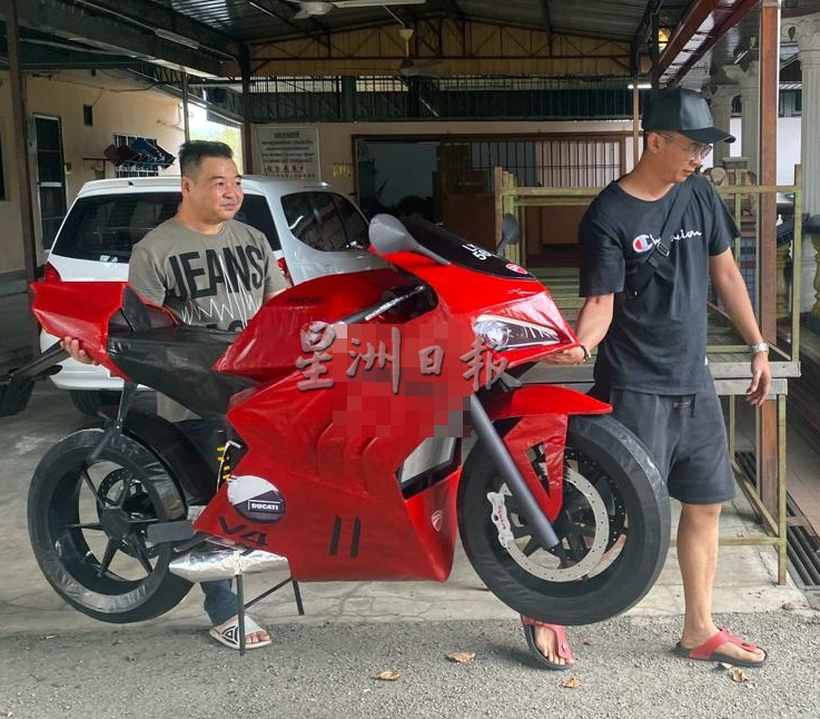 (大北马)纸扎重型摩托车“烧”给奕鸿!