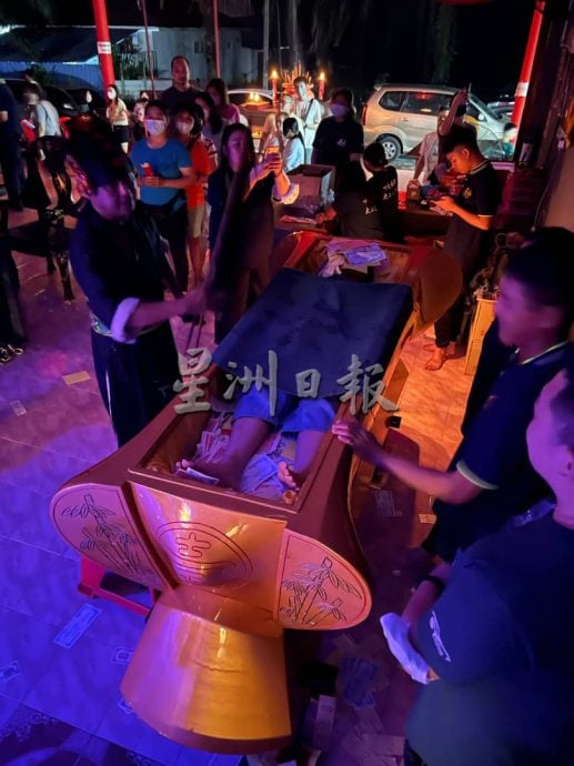  （大北马）美农阴风坛十殿城隍爷大二三爷伯理事会进行金棺开光仪式也让善信们躺棺补运