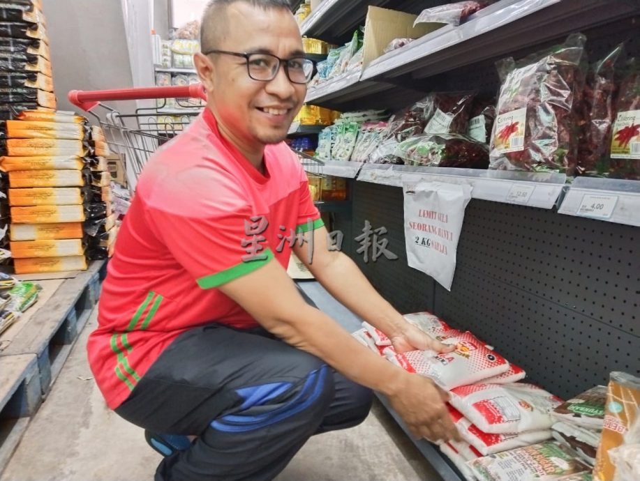 莪仑“我们朋友超市”的白糖数量所剩无几公司已经订货等待厂商送到