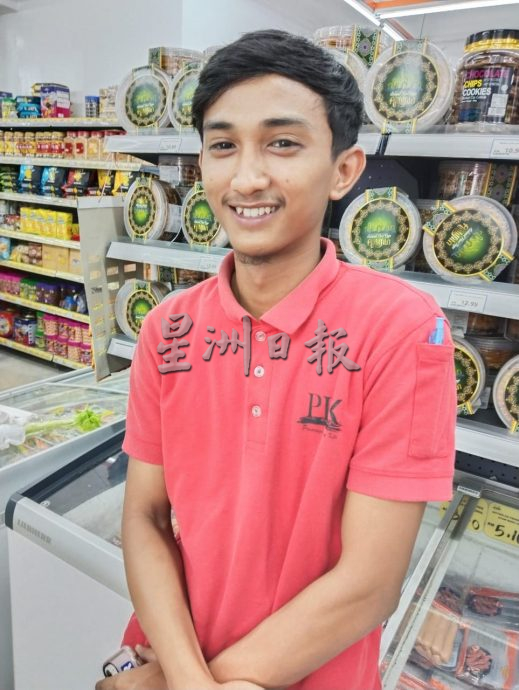 莪仑“我们朋友超市”的白糖数量所剩无几公司已经订货等待厂商送到