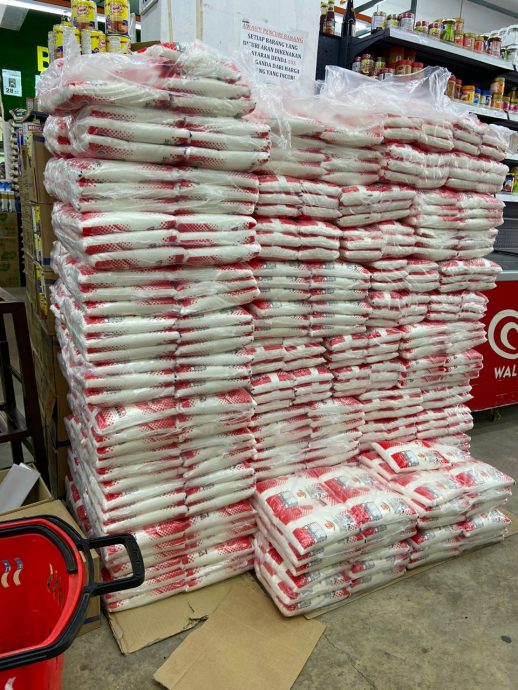 莪仑“我们朋友超市”的白糖数量所剩无几公司已经订货等待厂商送到