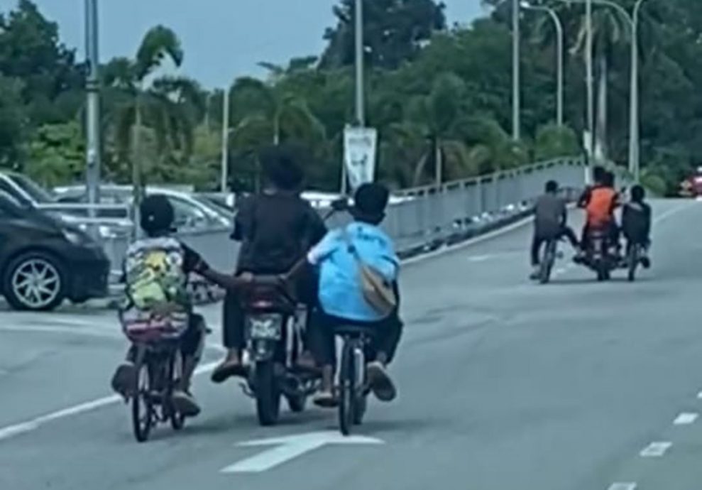 (大北马)蚊型脚车党出新花招!2脚车搭1摩托车顺风车,“一拖二”惊险公路骑行