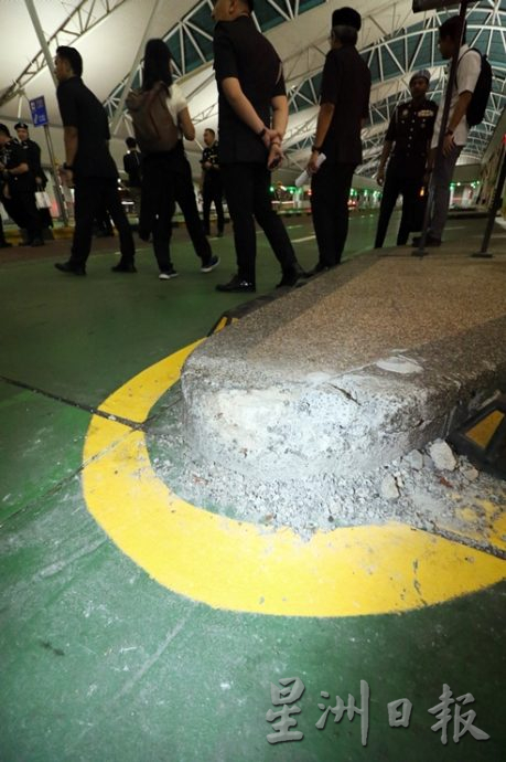 (已签发)柔:封面:新移民局总监首巡新柔长堤关卡,通关民众积极回应