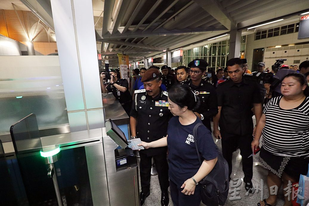 (已签发)柔:封面:新移民局总监首巡新柔长堤关卡,通关民众积极回应