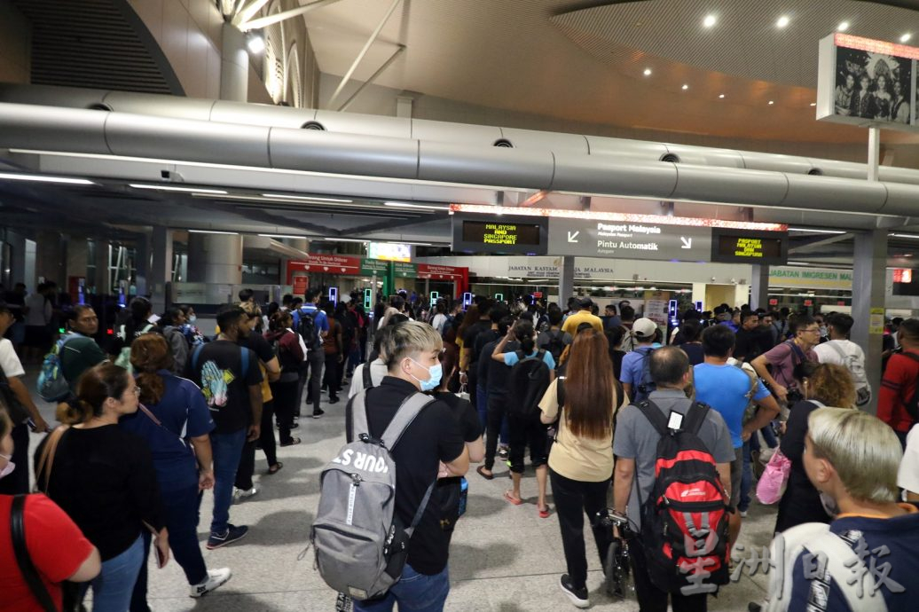 (已签发)柔:封面:新移民局总监首巡新柔长堤关卡,通关民众积极回应