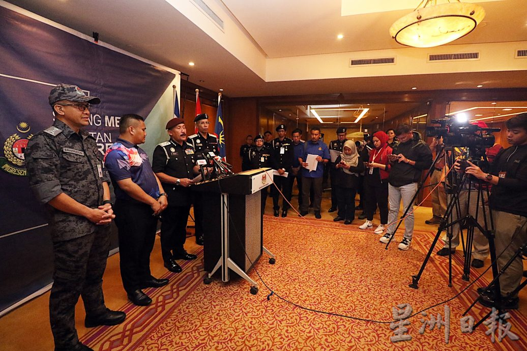 (已签发)柔:封面:新移民局总监首巡新柔长堤关卡,通关民众积极回应