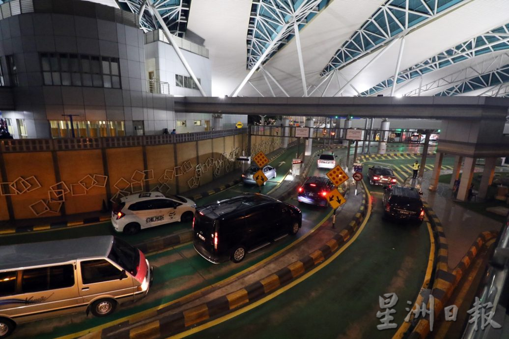 (已签发)柔:封面:新移民局总监首巡新柔长堤关卡,通关民众积极回应