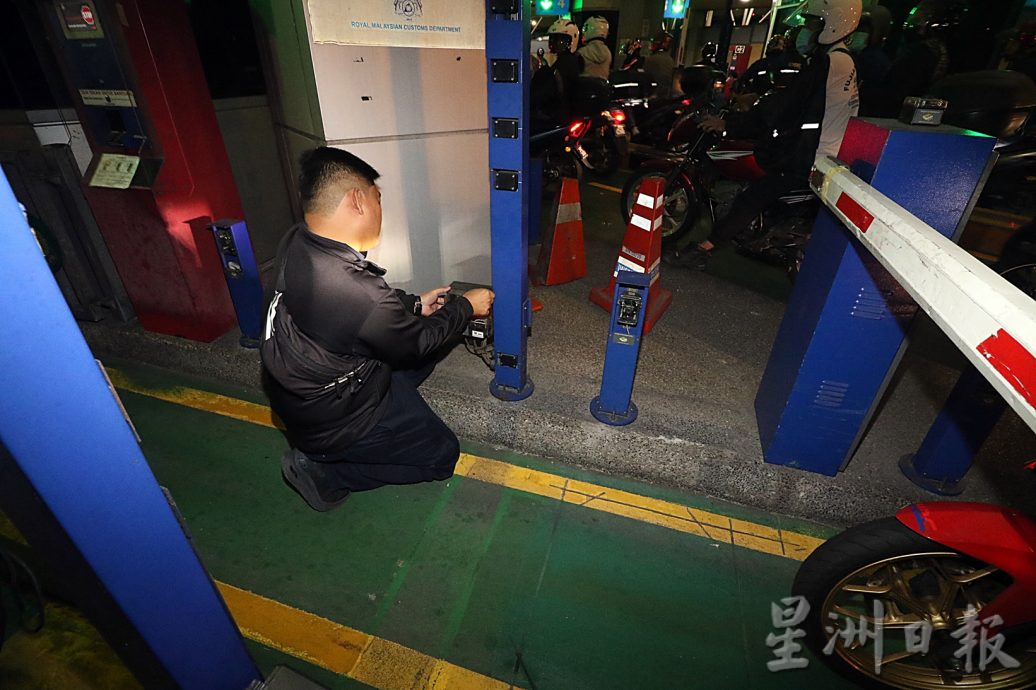 (已签发)柔:封面:新移民局总监首巡新柔长堤关卡,通关民众积极回应