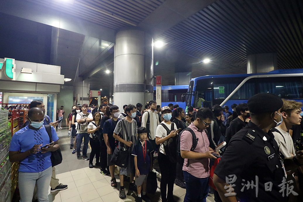 (已签发)柔:封面:新移民局总监首巡新柔长堤关卡,通关民众积极回应