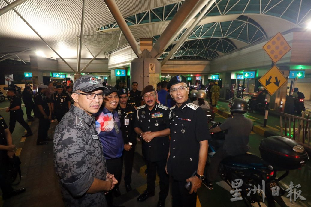 (已签发)柔:封面:新移民局总监首巡新柔长堤关卡,通关民众积极回应