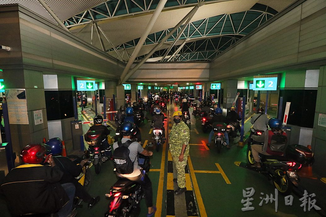 (已签发)柔:封面:新移民局总监首巡新柔长堤关卡,通关民众积极回应