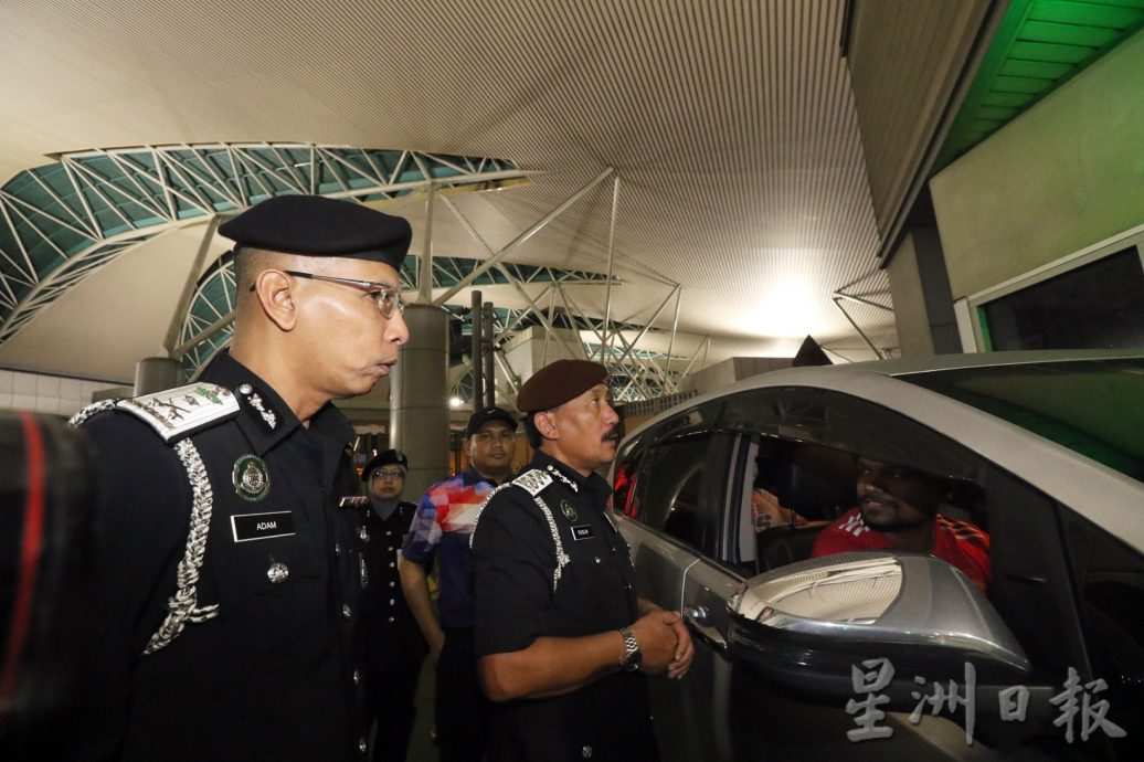 (已签发)柔:封面:新移民局总监首巡新柔长堤关卡,通关民众积极回应