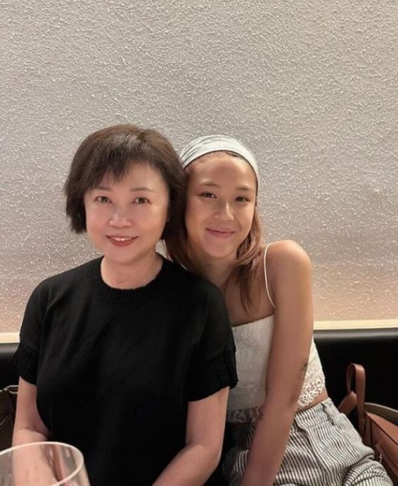 (已签发)柔:狮城二三事头条:母亲节如何宠妈妈? 星二代眼中的妈妈