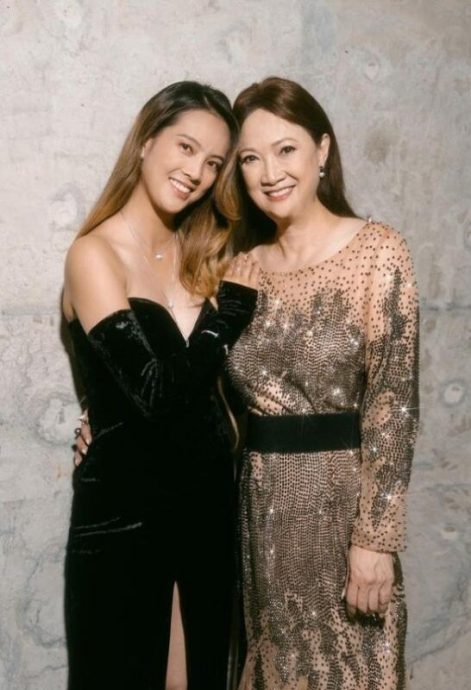 (已签发)柔:狮城二三事头条:母亲节如何宠妈妈? 星二代眼中的妈妈