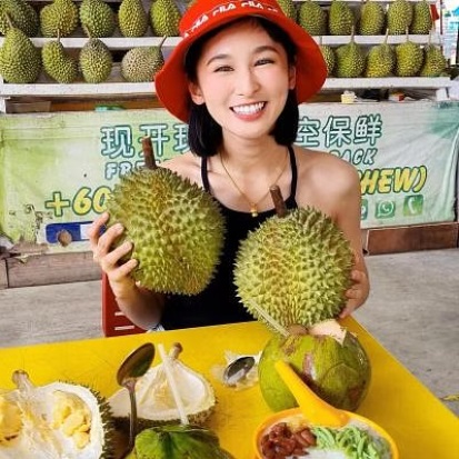 (已签发)柔:狮城二三事头条:狮城艺人有多爱吃榴梿? 黄振隆:吃过最贵一个70多新元