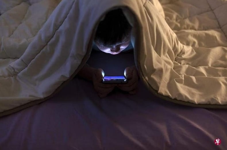 （已签发）柔：狮城二三事：不满他躲被窝玩手机 母拿水果刀伤11岁儿