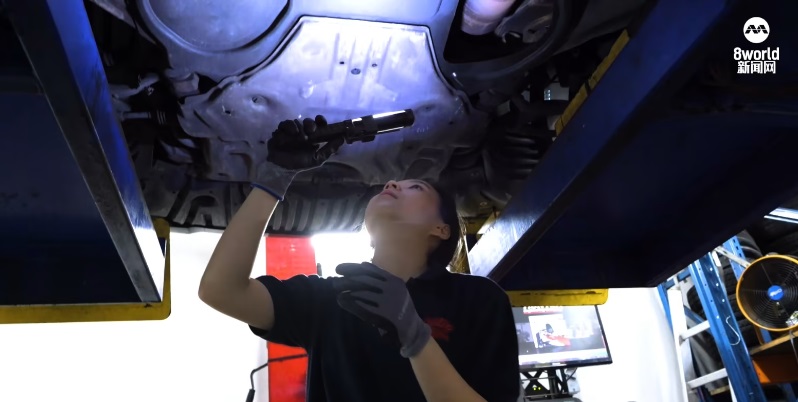 (已签发)柔:狮城二三事:不被嘲讽和歧视打倒 年轻女子学修车让家族事业回春