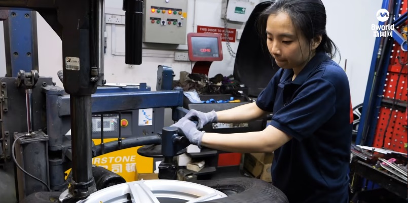 (已签发)柔:狮城二三事:不被嘲讽和歧视打倒 年轻女子学修车让家族事业回春