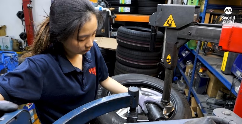 (已签发)柔:狮城二三事:不被嘲讽和歧视打倒 年轻女子学修车让家族事业回春