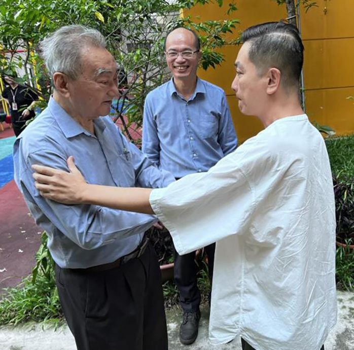 (已签发)柔:狮城二三事:分享当年求学回忆,周初明与老校长相见欢