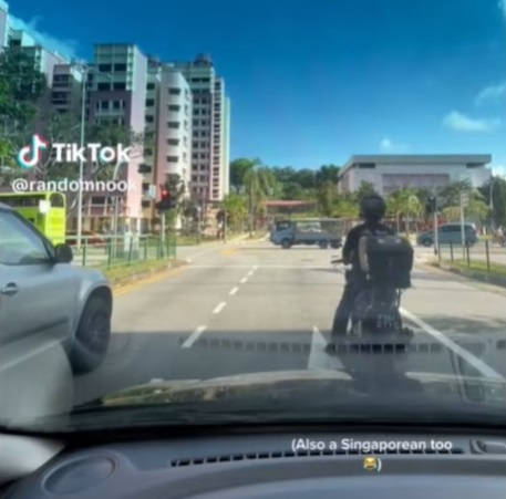 (已签发)柔:狮城二三事:坐在车里也怕晒? 路上车辆齐躲影子底下惹网笑
