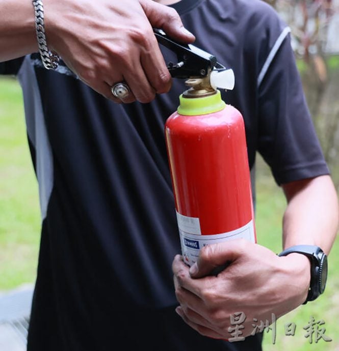 (已签发)柔:狮城二三事:手机闹钟及时响 母女惊醒逃火劫