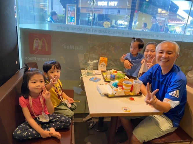 （已签发）柔：狮城二三事：狮城麦当劳超级粉丝 珍藏万件麦当劳玩具