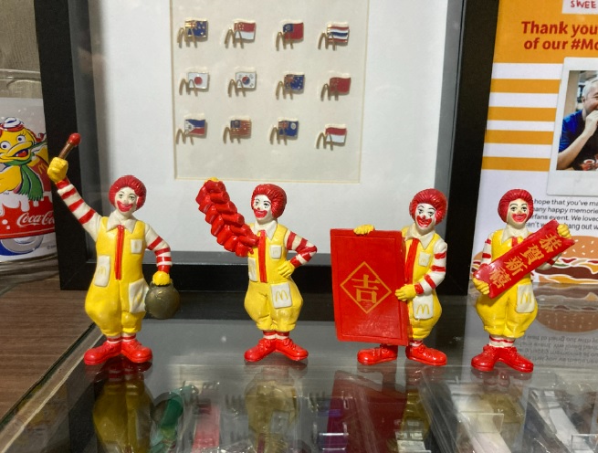 （已签发）柔：狮城二三事：狮城麦当劳超级粉丝 珍藏万件麦当劳玩具