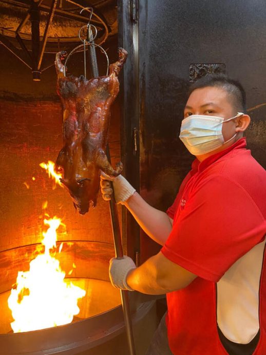(已签发)柔:狮城二三事:猪肉减产涨价忧七月金猪断货 狮城烧腊业者纷囤货